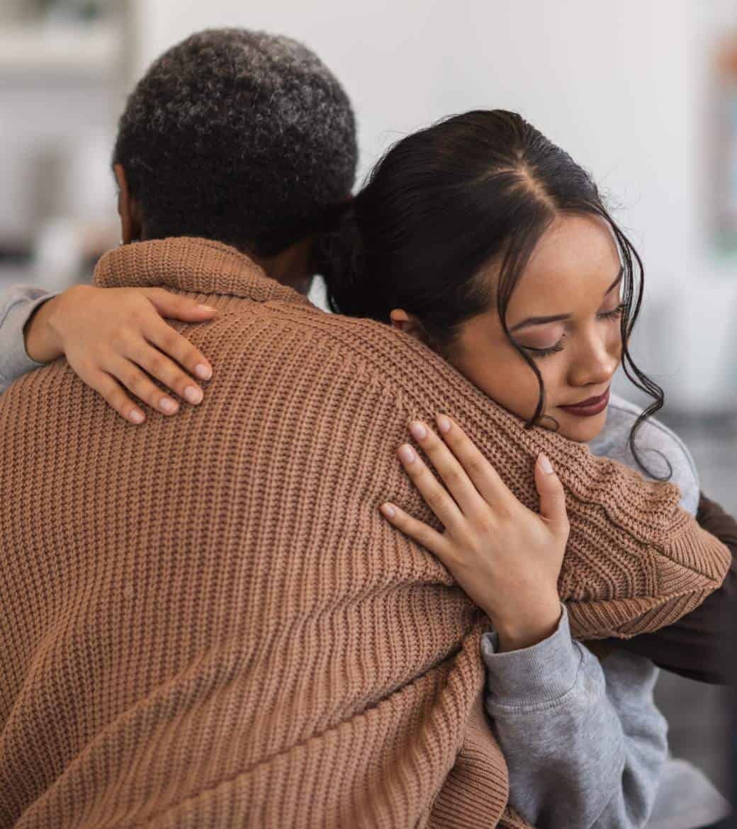 Emotional support between loved ones in drug addiction treatment.